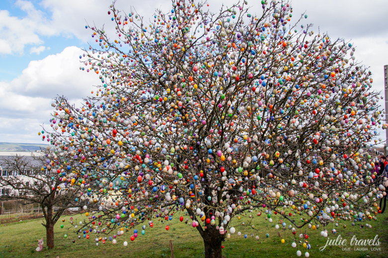 Der Ostereierbaum in Saalfeld im Garten der Familie Kraft