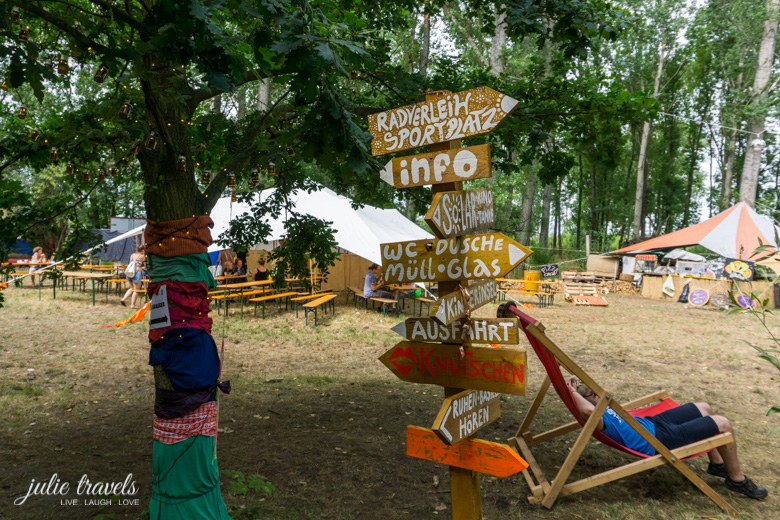 Wegweiser auf dem Auerworld Festival