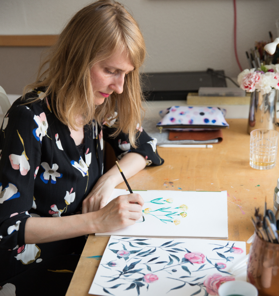 Kristin von youdesignme beim Zeichnen floraler Motive am Schreibtisch