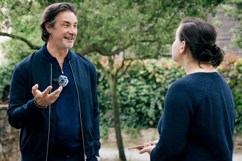 Marco Schreyl steht Julia Patzenhauer im Interview gegenüber und erzählt begeistert.