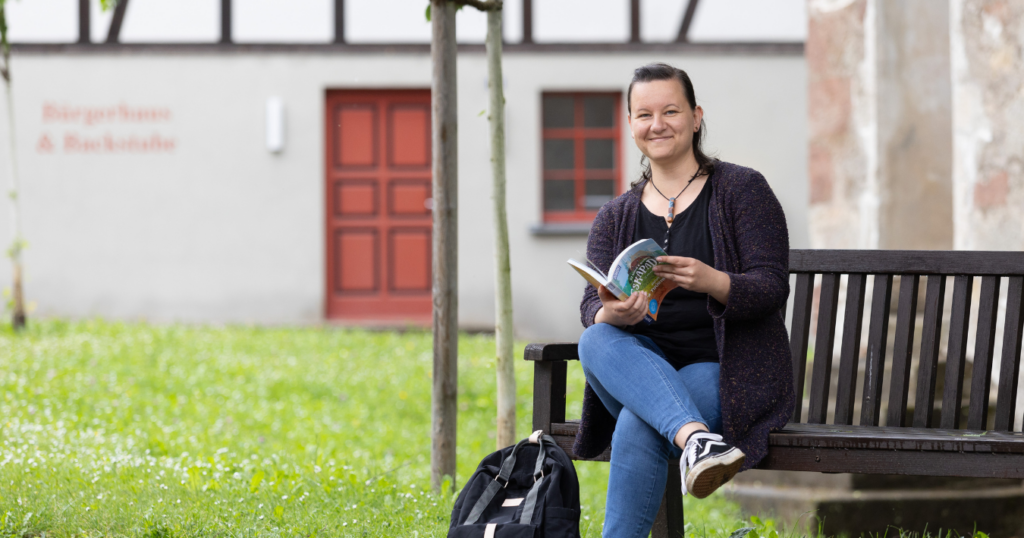 Julias-streifzuege-Julia-Patzenhauer-Portrait-mit-Buch-Fotograf-Matthias-Eckert Julia Patzenhauer mit ihrem Buch "52 Eskapaden Erfurt & Thüringer Wald"