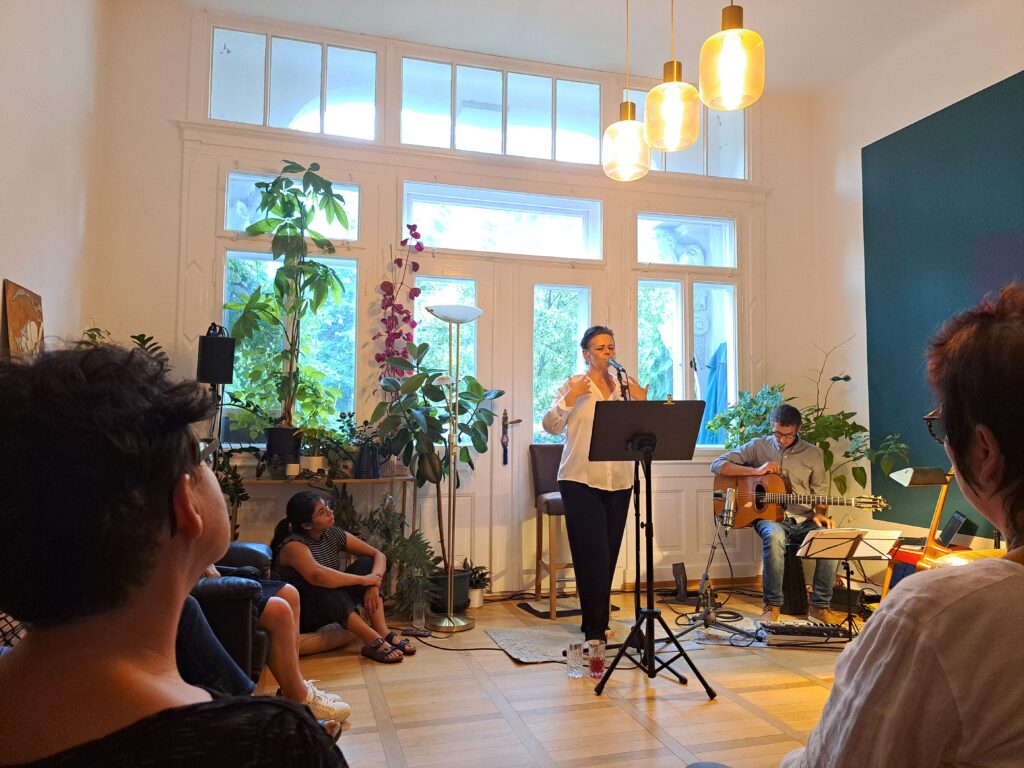 Sandra Peschke steht hinter ihrem Mikro im Wohnzimmer und singt leidenschaftlich.
